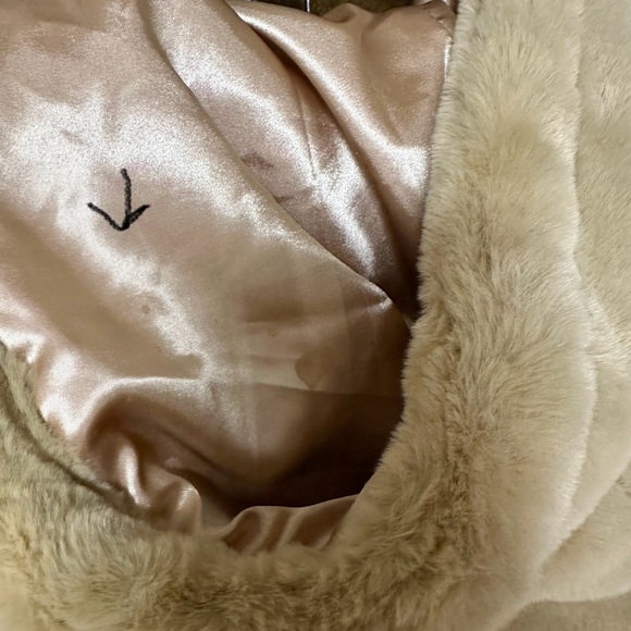 Urban Outfitters Faux Fur Coat - Picture 6 of 7